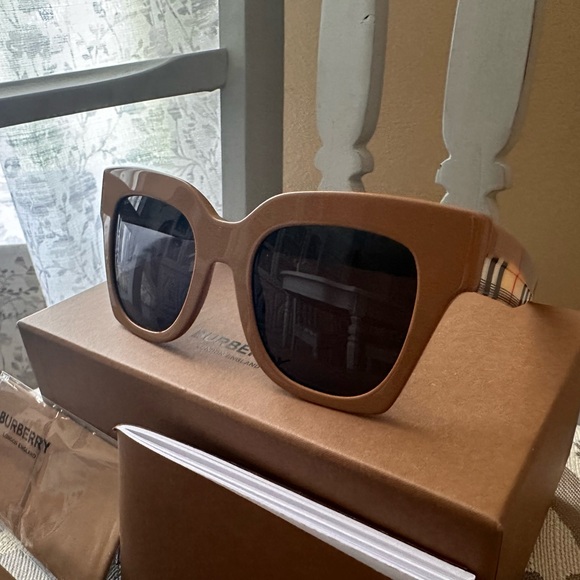 Burberry Sunglasses Kitty 4364 New - Picture 7 of 10